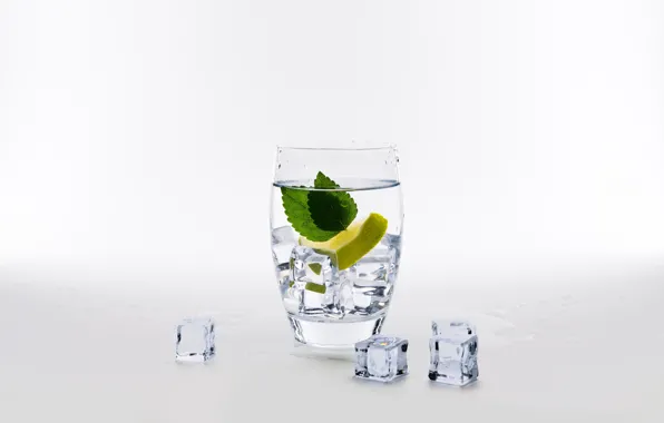 Вода, стакан, лимон, лёд, мята