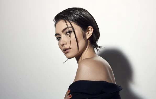 Взгляд, портрет, актриса, брюнетка, прическа, белый фон, Daniella Pineda, Даниэлла Пинеда