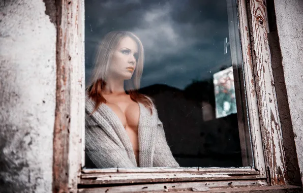 Картинка девушка, отражение, одиночество, окно, декольте, запустение