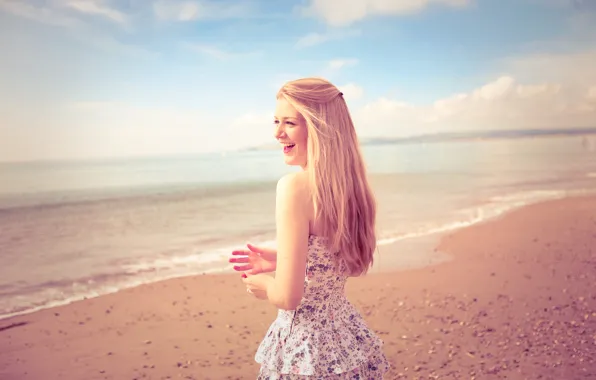 Картинка песок, пляж, лето, девушка, пейзаж, улыбка, настроение, берег