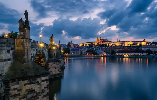 Картинка небо, облака, мост, огни, река, дома, вечер, Прага