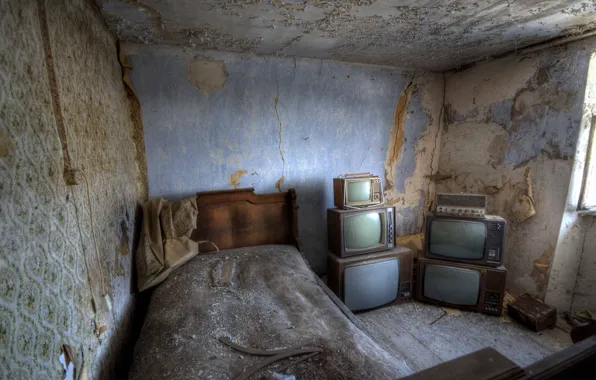 Комната, кровать, телевизоры