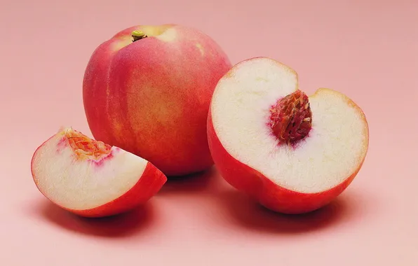 Персики, косточка, дольки, целый, разрезанный, розовый фон