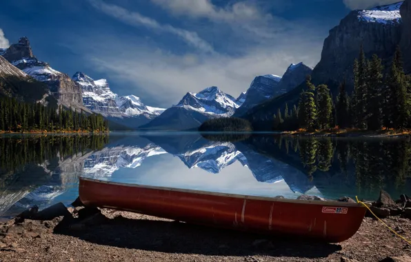 Картинка деревья, горы, озеро, отражение, камни, берег, лодка, Канада