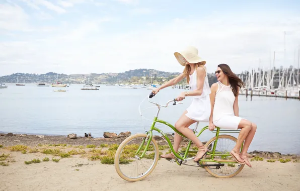 Картинка пляж, лето, велосипед, девушки
