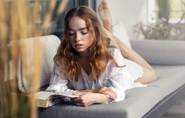 Девушка, диван, книга