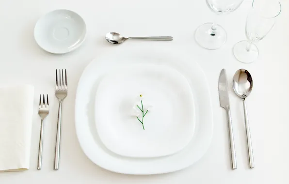 Картинка цветок, бокалы, тарелка, нож, блюдце, вилки, ложки, сервировка