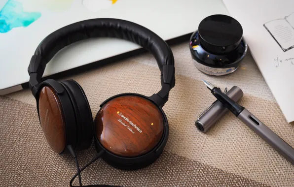 Стол, наушники, Audio-Technica
