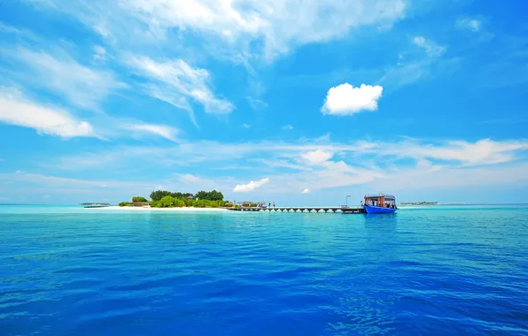 Картинка море, волны, небо, облака, люди, лодка, остров, Мальдивы