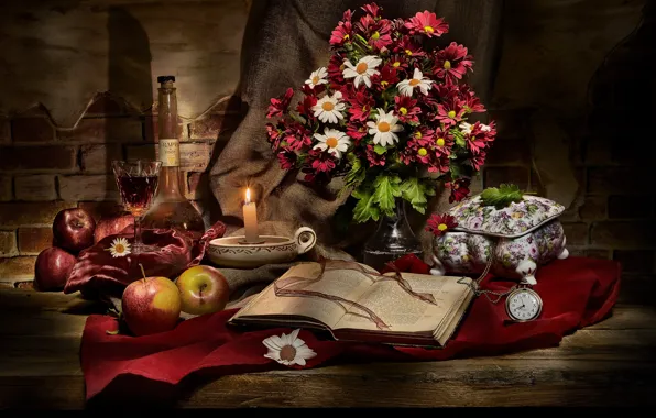 Картинка цветы, темный фон, вино, яблоки, доски, часы, бокал, бутылка