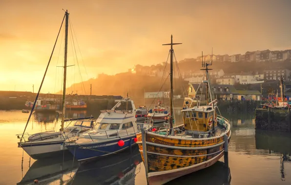 Картинка туман, корабль, Англия, дома, лодки, гавань, Меваджисси