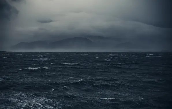 Картинка море, волны, горы, тучи, туман, пасмурно