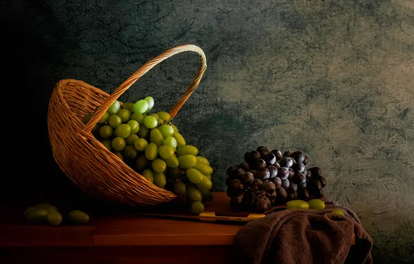 Темный фон, стол, виноград, нож, ткань, фрукты, натюрморт, корзинка