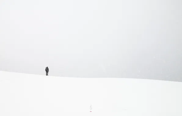 Поле, снег, человек