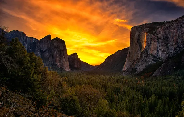 Картинка лес, небо, деревья, горы, скалы, Калифорния, зарево, США