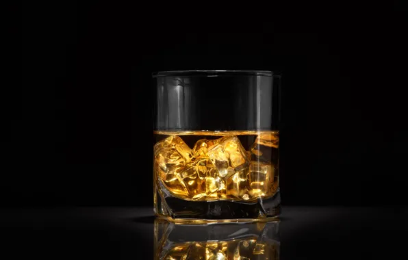 Лед, стакан, алкоголь, виски