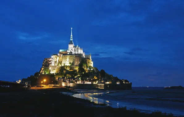 Картинка небо, ночь, Франция, остров, подсветка, крепость, синее, Мон-Сен-Мишель