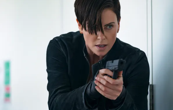 Пистолет, фантастика, Charlize Theron, кадр, брюнетка, красотка, боевик, Шарлиз Терон