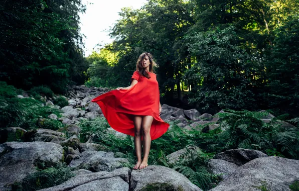 Картинка девушка, поза, камни, ноги, красное платье