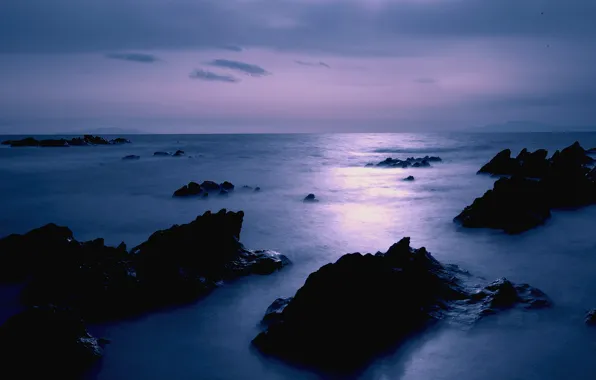 Картинка море, небо, облака, камни, сиреневый, берег, вечер, Япония