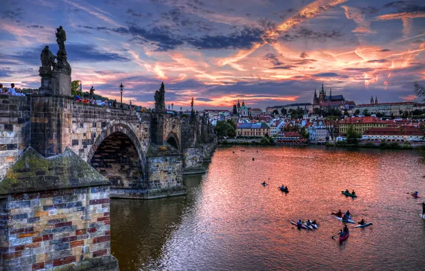 Тучи, мост, город, река, дома, вечер, Прага, Чехия