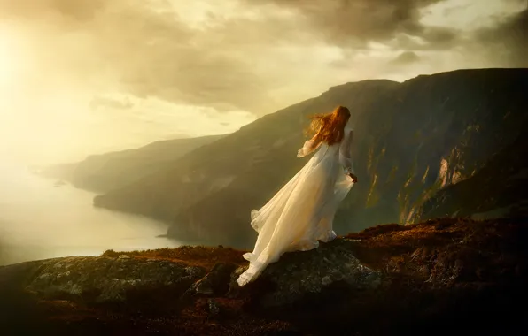 Картинка девушка, свет, скалы, платье, на краю.побег