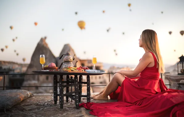 Картинка девушка, воздушные шары, настроение, завтрак, красное платье, Турция