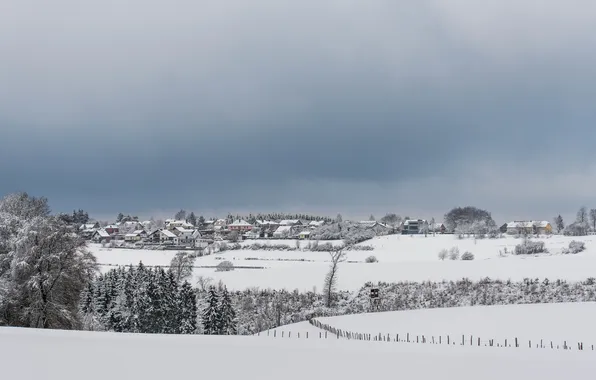 Картинка зима, снег, забор, деревня, холодная, серые облака