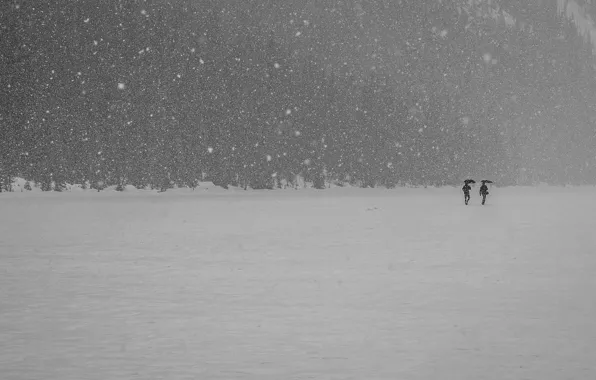 Картинка зима, снег, горы, озеро, люди, зонт, прогулки, замороженные