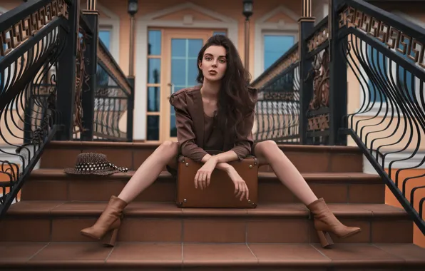 Картинка девушка, поза, ноги, лестница, ступени, чемодан, Олег Демьянченко