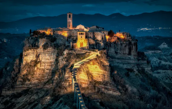 Картинка дорога, горы, ночь, скала, здания, дома, деревня, Италия