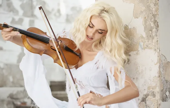 Картинка девушка, стена, скрипка, блондинка
