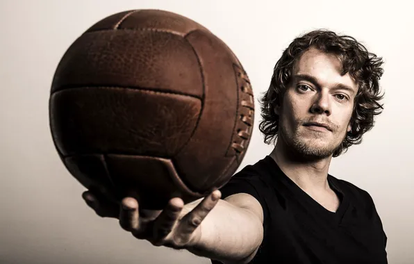 Мяч, актёр, Альфи Аллен, брат Лили Аллен, Alfie Allen