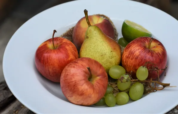 Картинка белый, лето, яблоки, доски, еда, тарелка, виноград, лайм