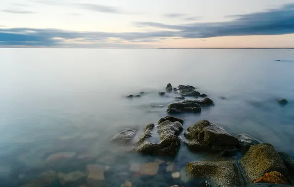 Картинка море, облака, камни, рассвет, горизонт, штиль