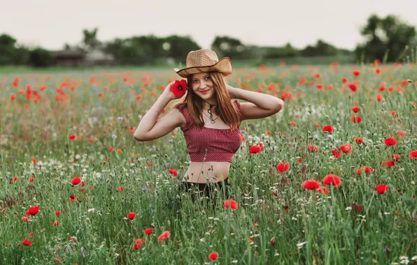 Картинка девушка, цветы, природа, поза, улыбка, маки, шляпа, руки