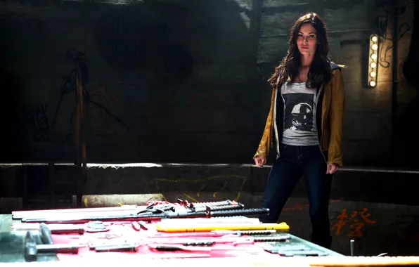 Картинка Меган Фокс, Megan Fox, оружие, стол, джинсы, катана, брюнетка, мечи