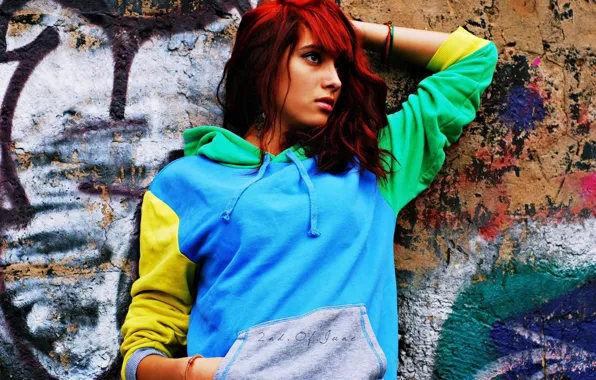Картинка девушка, фон, стена, обои, граффити, настроения, красные волосы, кофта. яркая