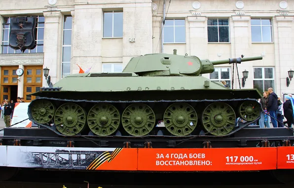Танк, День Победы!, Сбоку, Т-34-76, Волгоград, 2025, Железнодорожный вокзал, С Днем Победы!