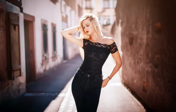 Девушка, улица, Laura