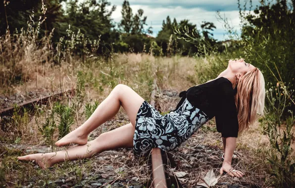 Картинка девушка, поза, железная дорога