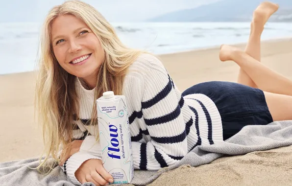 Песок, море, улыбка, босиком, актриса, блондинка, красивая, Gwyneth Paltrow
