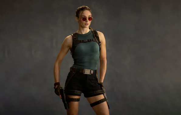 Картинка shorts, look, Lara Croft, actress, t-shirt, Sophie Turner, sun glasses, guns