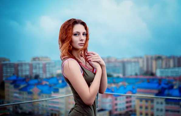 Картинка крыша, небо, взгляд, девушка, город, поза, дождь, портрет