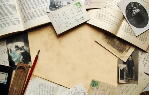 Бумага, стол, книга, письма, старые фотографии, открытки