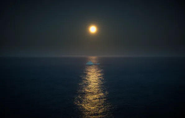 Море, свет, отражение, зеркало, айсберг, горизонт, серое небо, полная луна