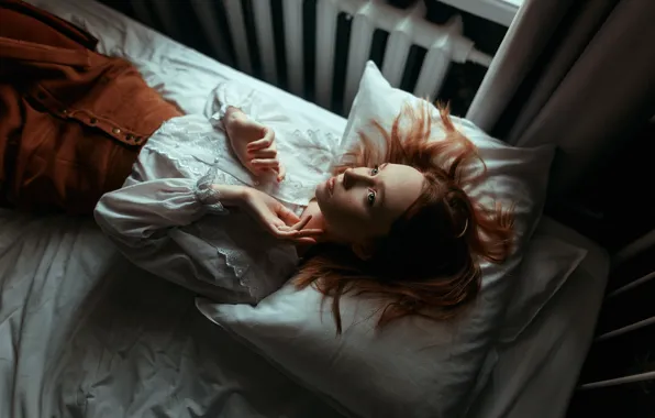 Картинка девушка, подушки, постель, веснушки, локоны, Ульяна Найденкова