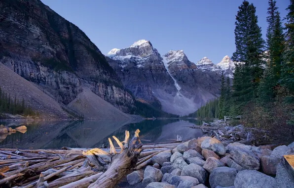 Картинка лес, небо, деревья, горы, озеро, Канада, Alberta, Moraine Lake