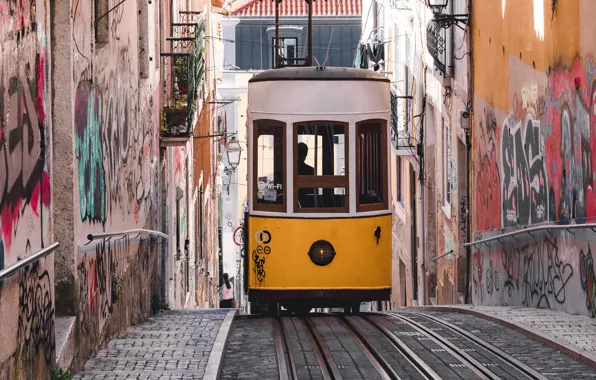 Картинка город, улица, граффити, здания, дома, трамвай, Португалия, Лиссабон