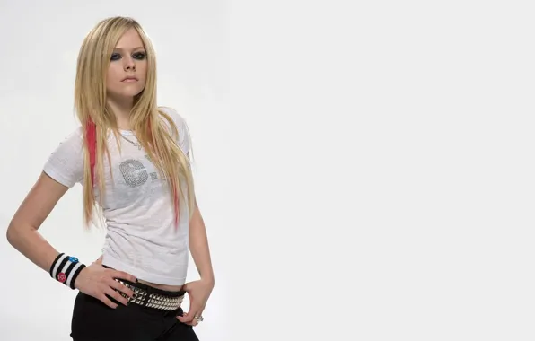 Девушка, Avril Lavigne, на белом фоне, смотрит в камеру, известная рок певица, рука на поясе